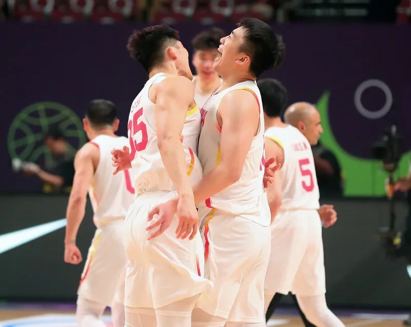 燃到最后！“三无”青年军亚洲杯摘银，中国男篮一分惜败澳大利亚