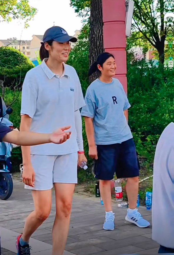 朱婷变身排球使者 扎马尾戴鸭舌帽 休闲运动装亮相 心情大好