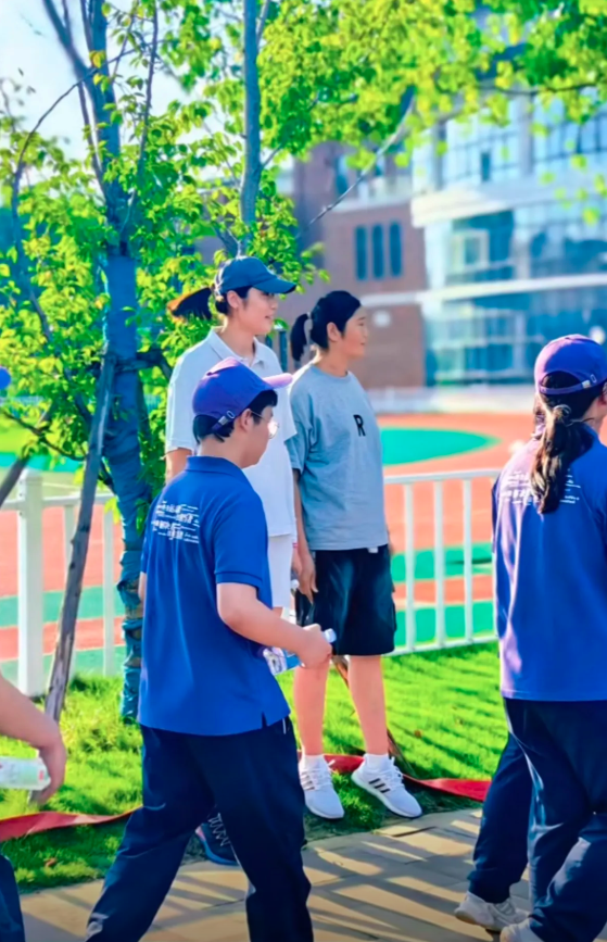 朱婷变身排球使者 扎马尾戴鸭舌帽 休闲运动装亮相 心情大好