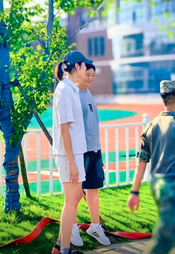 朱婷变身排球使者 扎马尾戴鸭舌帽 休闲运动装亮相 心情大好