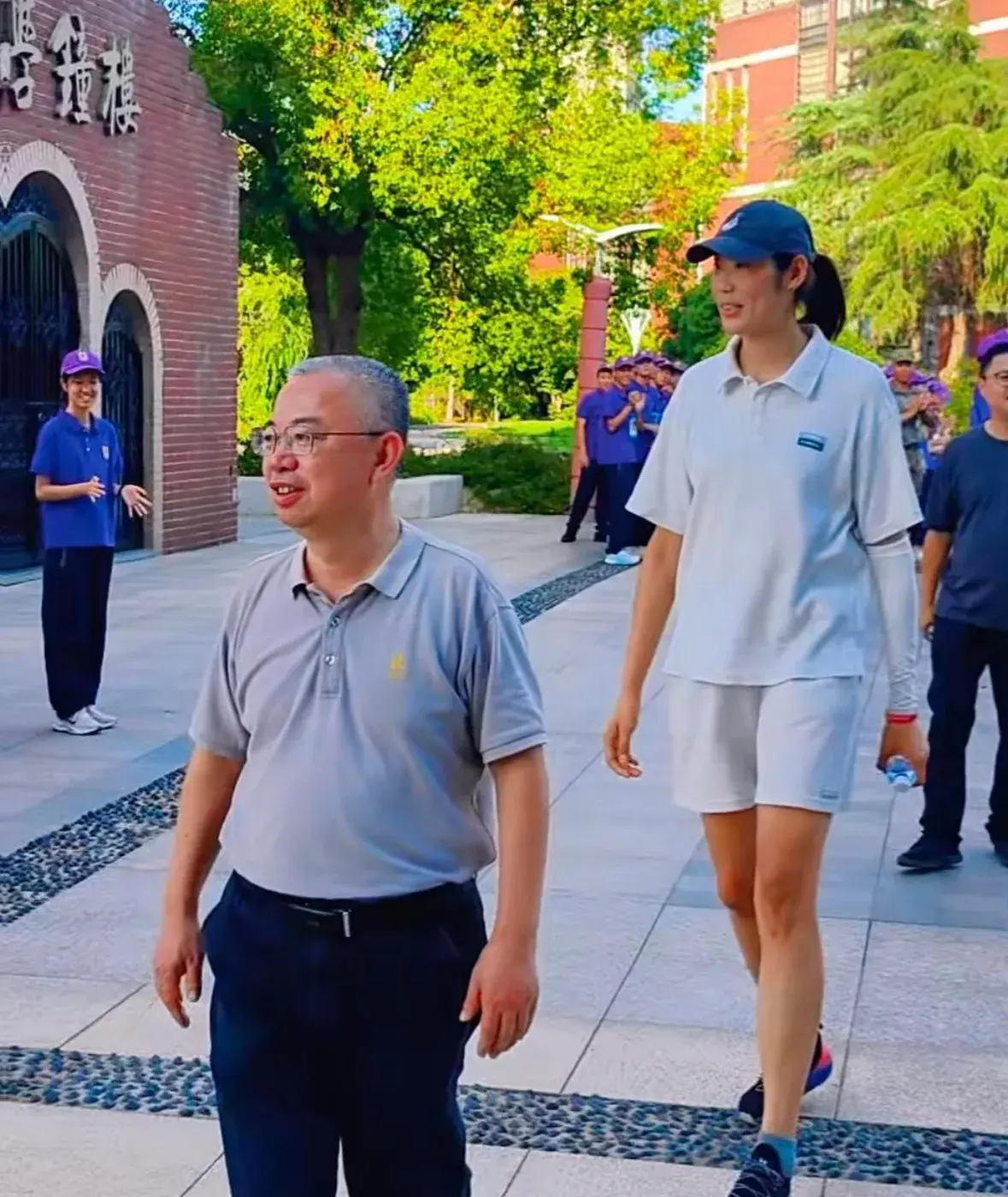 朱婷现身江苏，携姐姐参加活动，休闲打扮太惬意，即将前往意大利