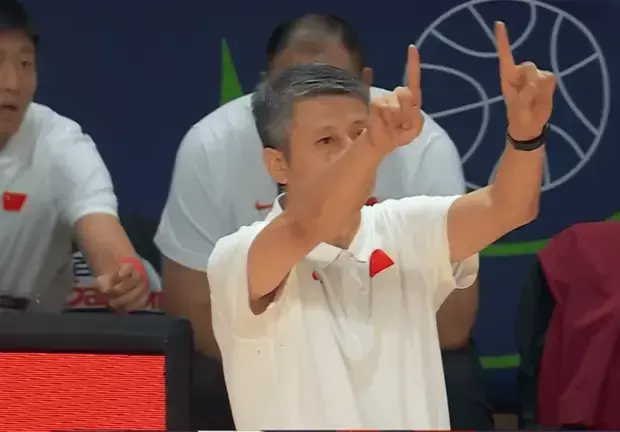 决胜3.9秒，胡明轩3分绝杀不中，郭士强一举动亮了，难怪球员服他