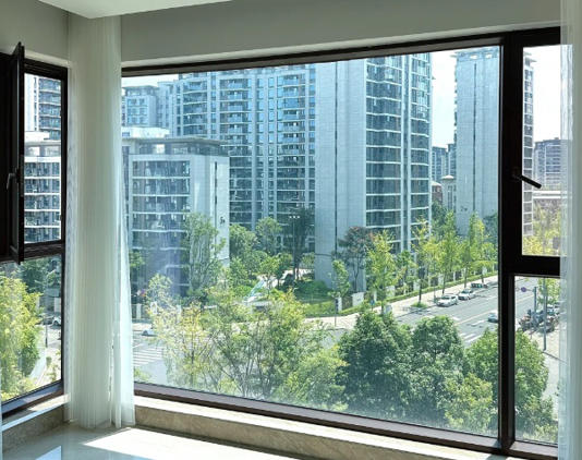 玻璃“封阳台”已经过时了！建议学学90后的做法，太高明了