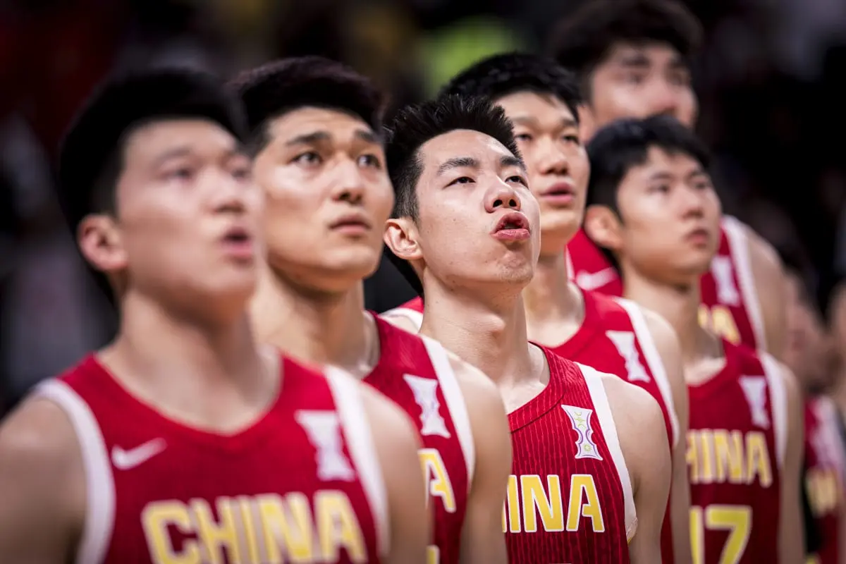 技术粗糙防守不佳！中国队替补中锋完全没有发挥出身材上的优势？
