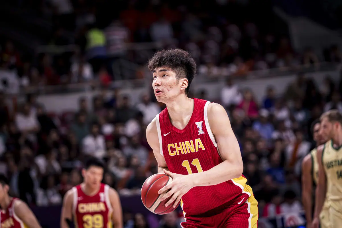 技术粗糙防守不佳！中国队替补中锋完全没有发挥出身材上的优势？