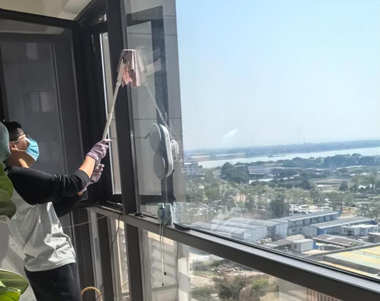 玻璃“封阳台”已经过时了！建议学学90后的做法，太高明了
