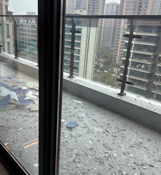 玻璃“封阳台”已经过时了！建议学学90后的做法，太高明了