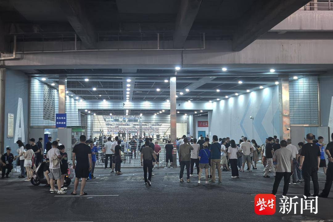 “苏超”场外通道挤满球迷 6岁男孩举妈妈手机拍照：希望下一场能抢到票