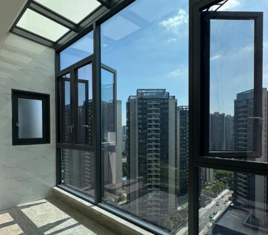 玻璃“封阳台”已经过时了！建议学学90后的做法，太高明了