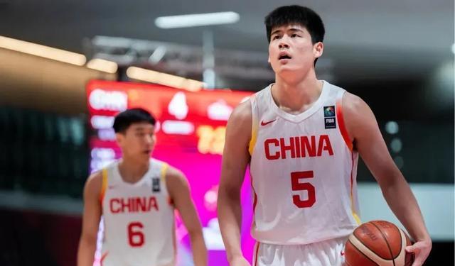 决赛站着输！最不被看好的中国男篮成为中国篮球今夏最争气的球队