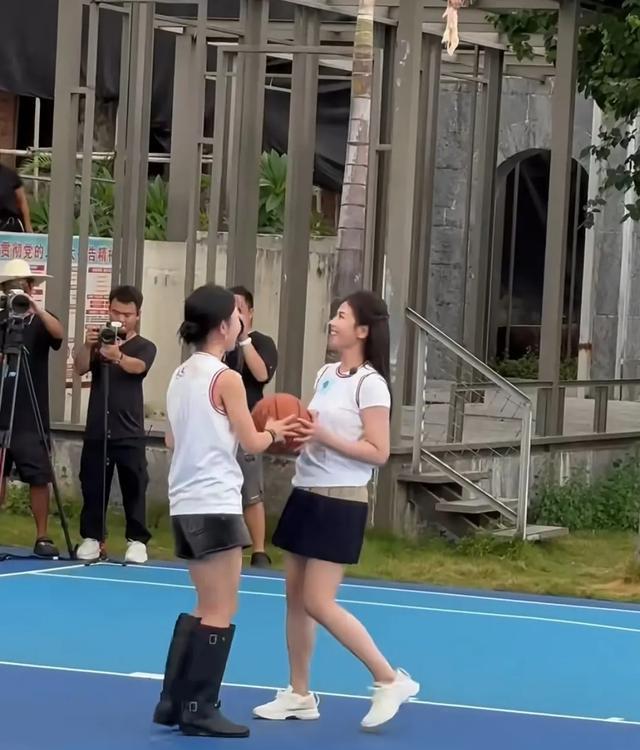 47岁刘涛打篮球被偶遇，真实状态身材不错，没有说的那么年轻漂亮