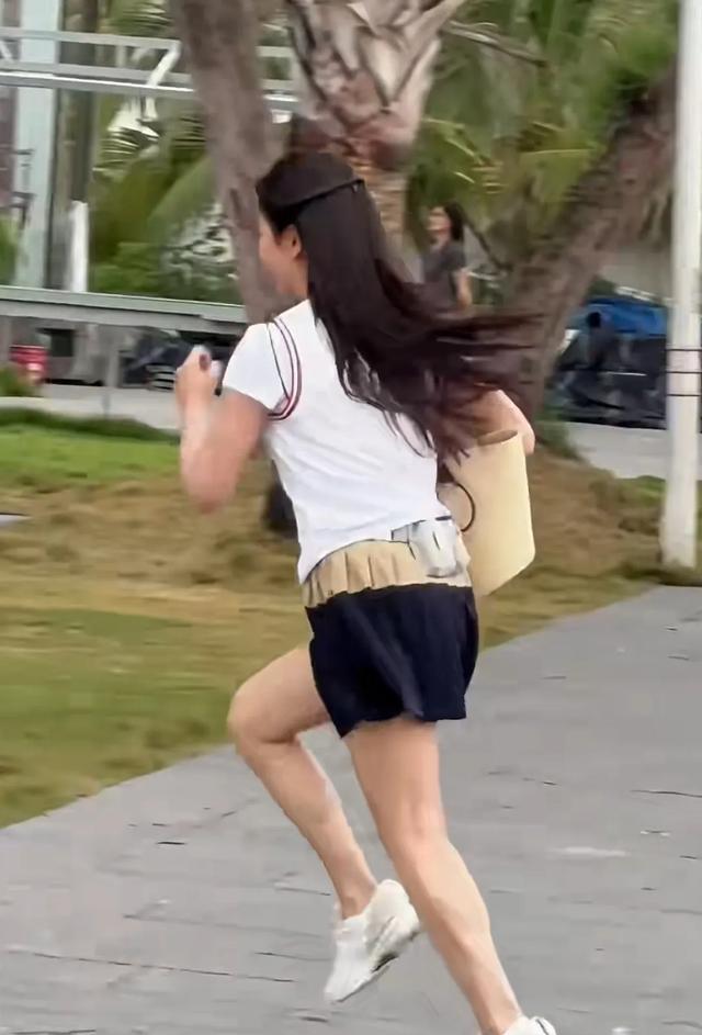 47岁刘涛打篮球被偶遇，真实状态身材不错，没有说的那么年轻漂亮