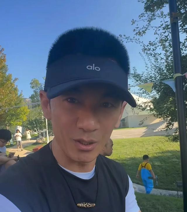 55岁任天野观看儿子演出，18岁儿子高大帅气长得和妈妈很像！