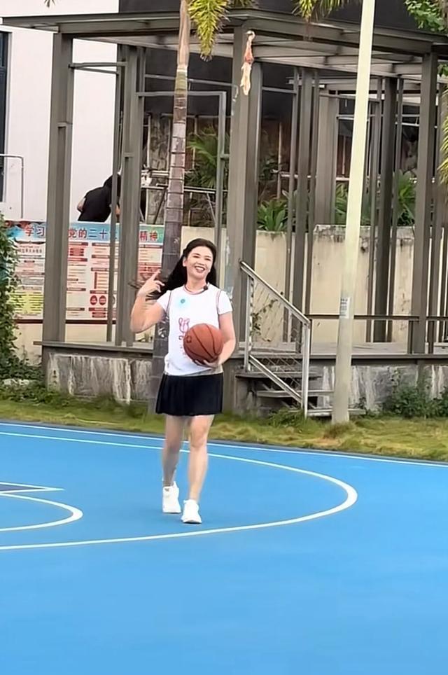 47岁刘涛球场真容曝光，身材有型状态佳，但确实不算显年轻