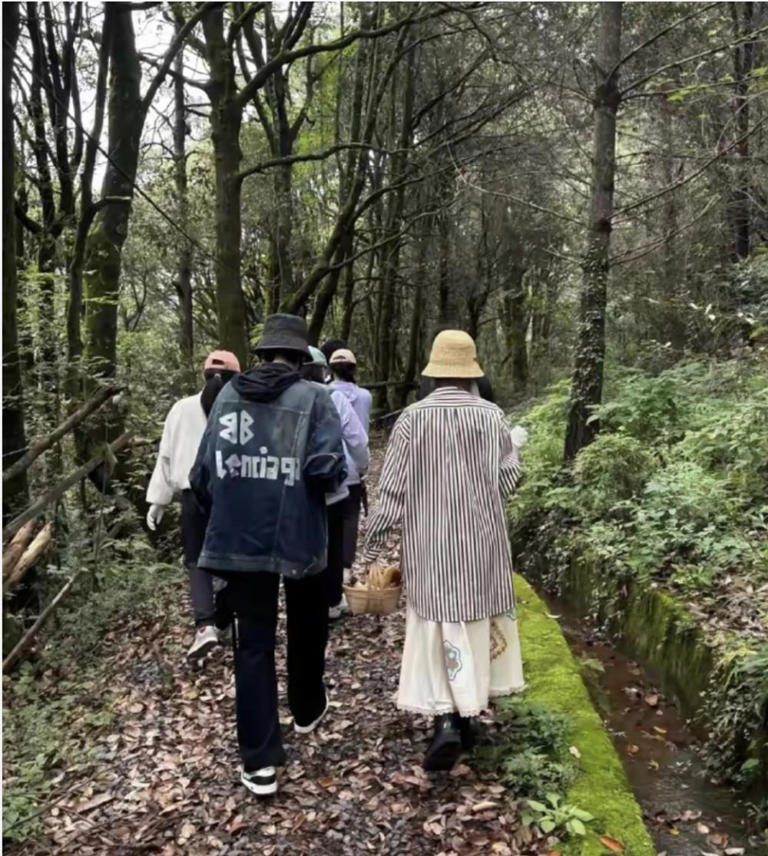 37岁唐艺昕去云南“捡菌子”，站在屋顶拍照，豹纹裤子暴露了衣品？