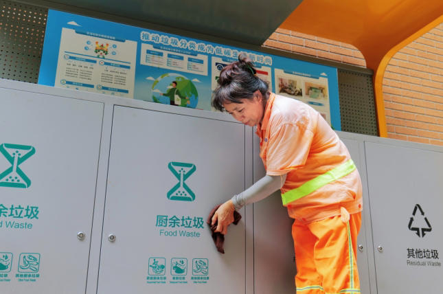 高温下的坚守！重庆九龙坡垃圾分类工作者用汗水守护城市“颜值”