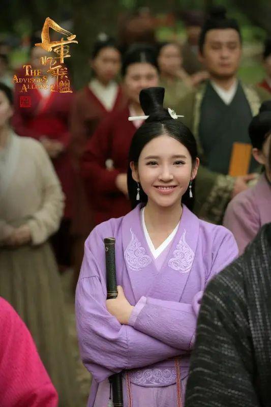 37岁唐艺昕去云南“捡菌子”，站在屋顶拍照，豹纹裤子暴露了衣品？