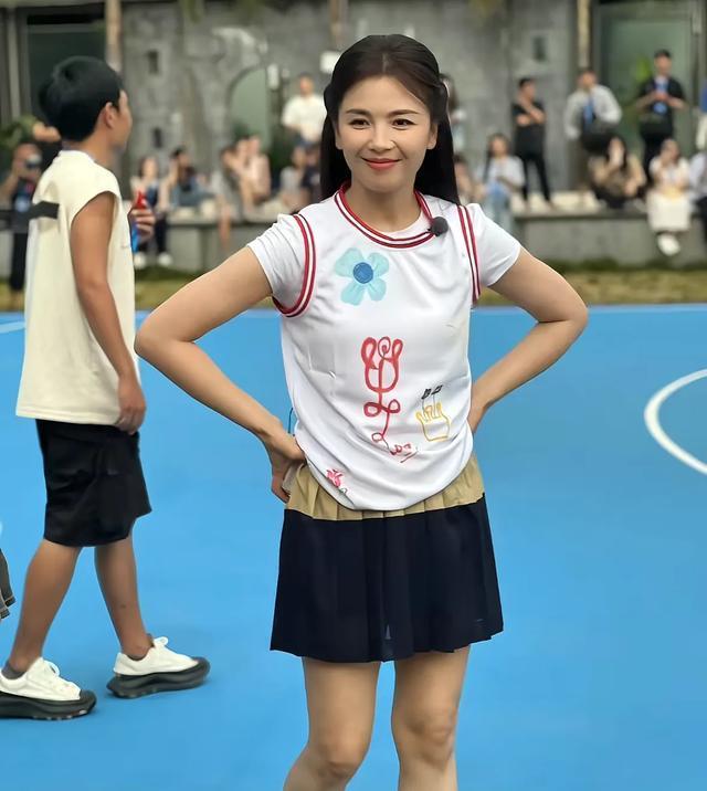 47岁刘涛球场真容曝光，身材有型状态佳，但确实不算显年轻