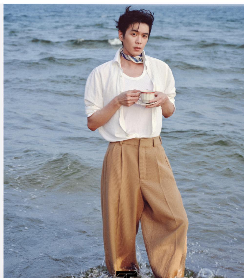 37岁唐艺昕去云南“捡菌子”，站在屋顶拍照，豹纹裤子暴露了衣品？