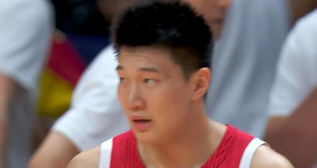 狂砍26+3+3！胡明轩封神之夜，男篮1分惜败，胡金秋20+10硬扛内线