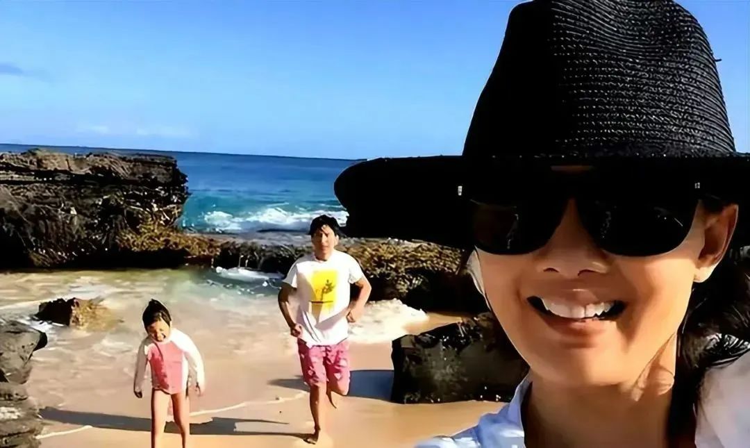 “小品女王”牛莉：8次登上春晚，跨界也能拿冠军，人生“开挂”的时候嫁给圈外人，如今过得好吗？