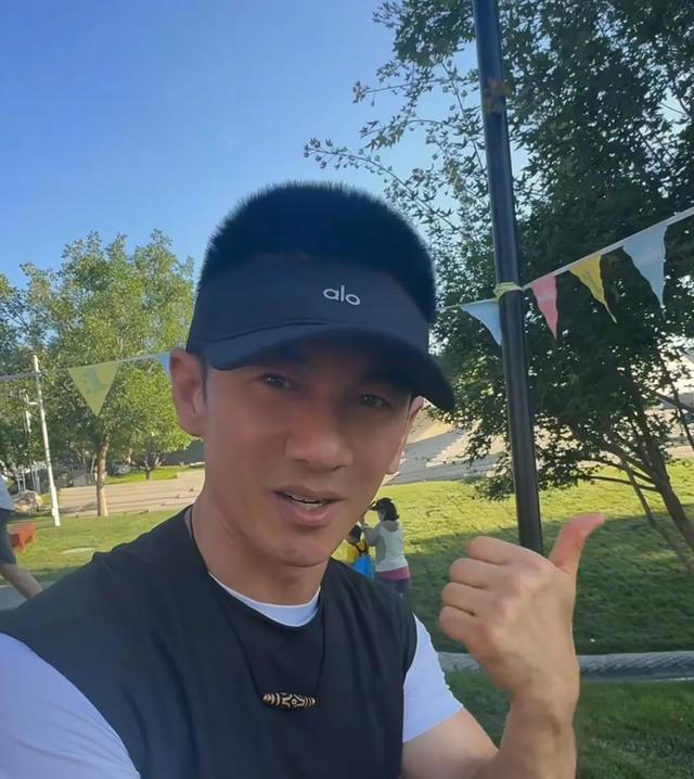 55岁任天野观看儿子演出，18岁儿子高大帅气长得和妈妈很像！
