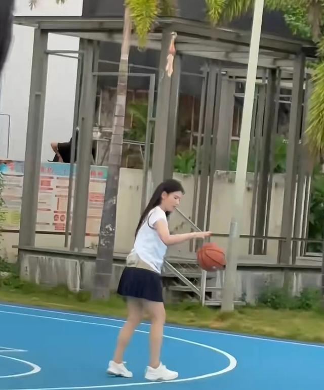 47岁刘涛打篮球被偶遇，真实状态身材不错，没有说的那么年轻漂亮