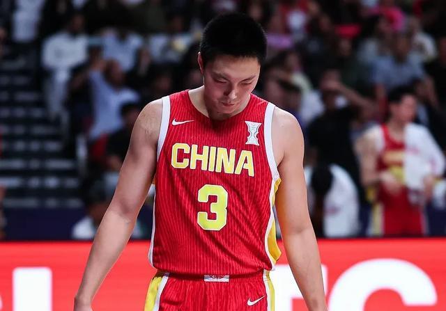 最后3.9秒，胡明轩3分不中，谁注意郭士强的举动，难怪球员都服他