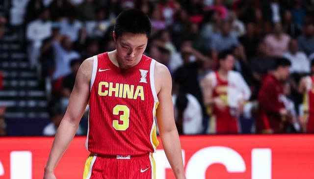 狂砍26+3+3！胡明轩封神之夜，男篮1分惜败，胡金秋20+10硬扛内线