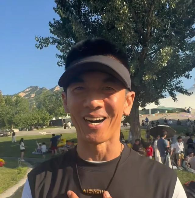 55岁任天野观看儿子演出，18岁儿子高大帅气长得和妈妈很像！