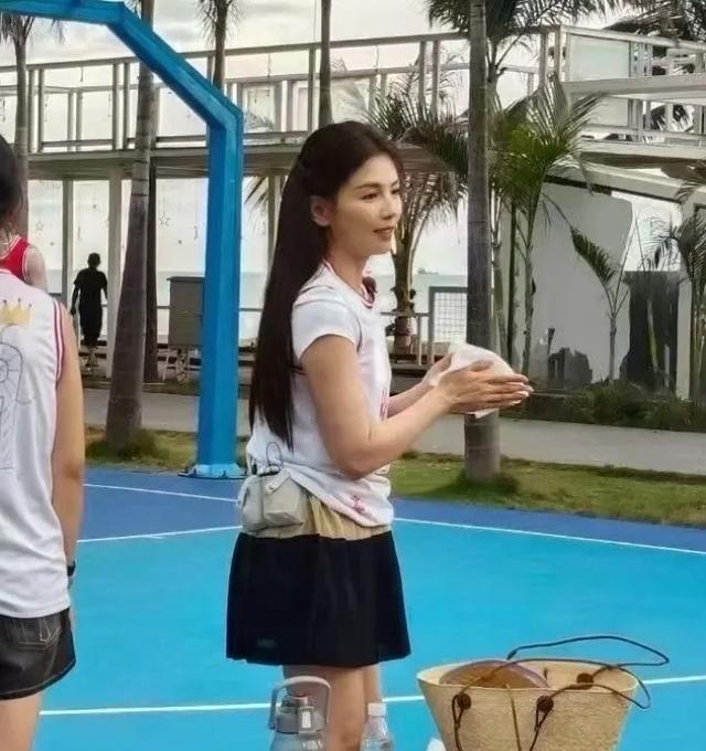 47岁刘涛打篮球被偶遇，真实状态身材不错，没有说的那么年轻漂亮