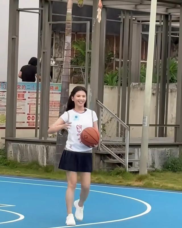 47岁刘涛打篮球被偶遇，真实状态身材不错，没有说的那么年轻漂亮