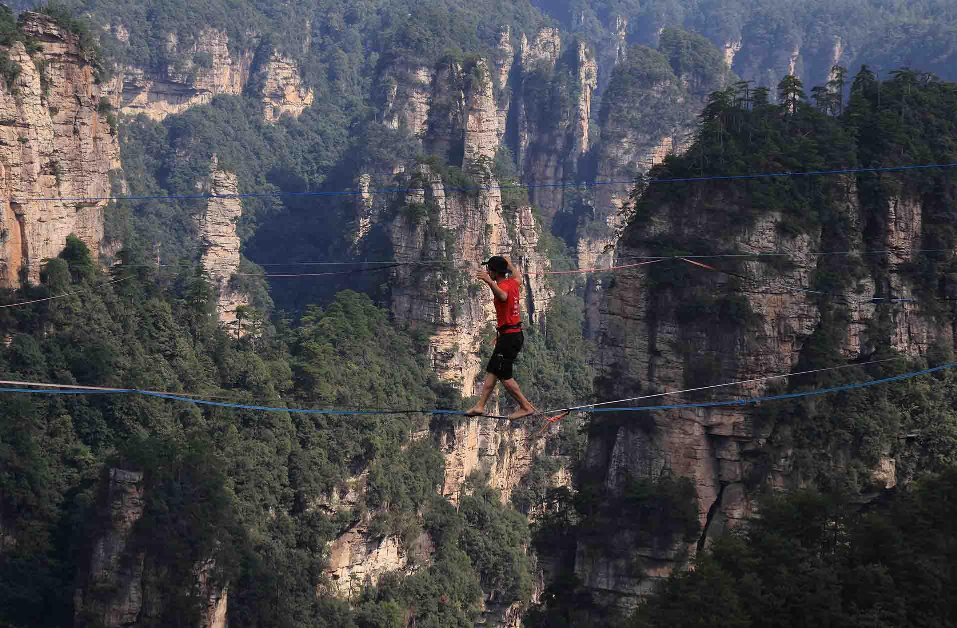张家界黄石寨“亚洲之王”高空扁带争霸赛开赛