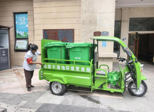 高温下的坚守！重庆九龙坡垃圾分类工作者用汗水守护城市“颜值”