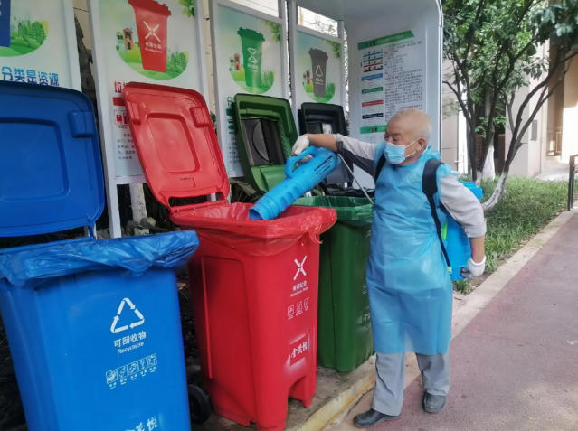 高温下的坚守！重庆九龙坡垃圾分类工作者用汗水守护城市“颜值”