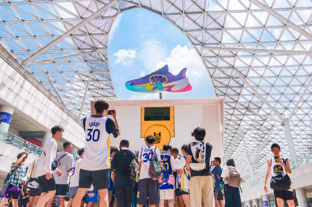 库里敬业态度获点赞，球迷直呼这趟重庆行来得太值了！