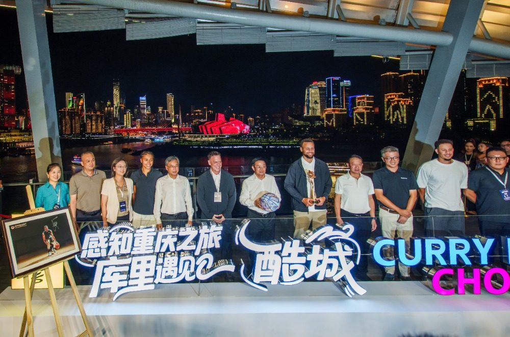 库里南滨路观看无人机表演，惊呼“太疯狂了！”