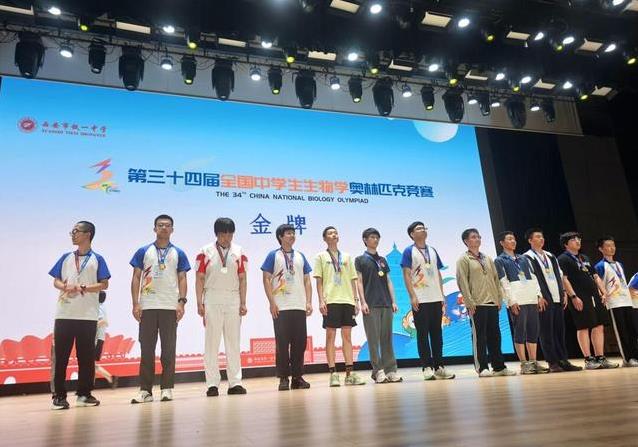 17岁少年拼到全国35名，县城小校逆袭清北路