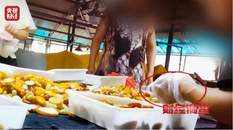 央视曝光，全是演的！网友怒了……官方通报：4人被控制，直播间被关闭