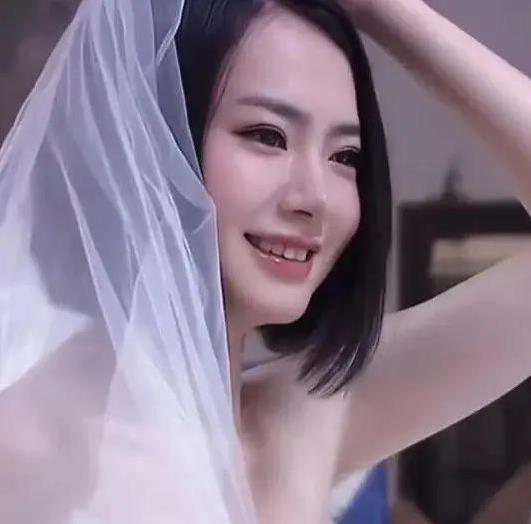 戚薇直播爆料医美翻车，眉毛僵硬压眼睛，她咋还圈粉无数？