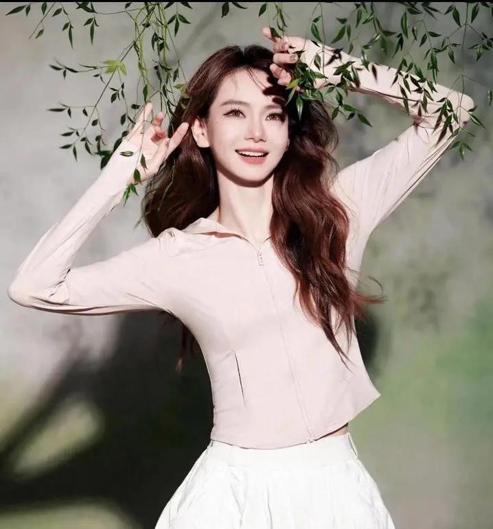 戚薇直播爆料医美翻车，眉毛僵硬压眼睛，她咋还圈粉无数？