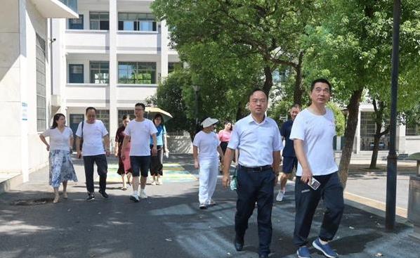 校友重聚赛场热血，教室话旧泪光闪，20年后情谊更浓？