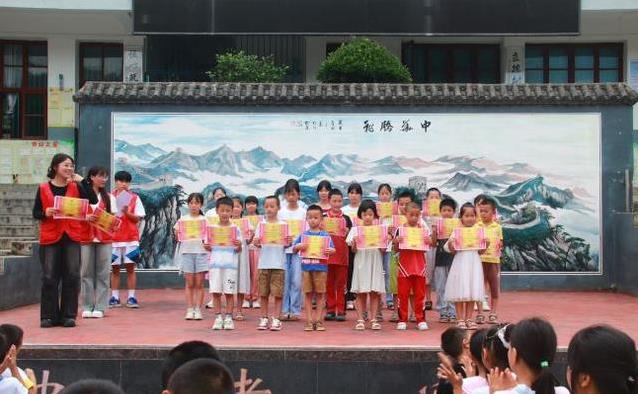乡村小孩嗨翻运动会，支教队妙招频出，欢乐背后藏着啥秘密？