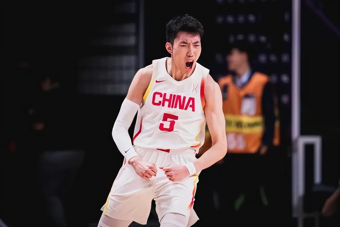 亚洲球迷盛赞中国男篮：没有归化差点赢下澳洲队，是真正亚洲最佳