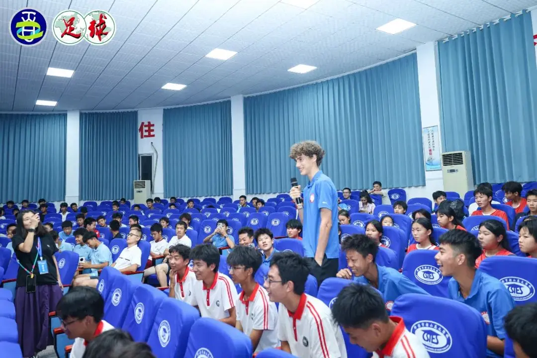 百年名校杯 | 赛事唯一外援：丹麦男孩“守着”自己的成都足球梦