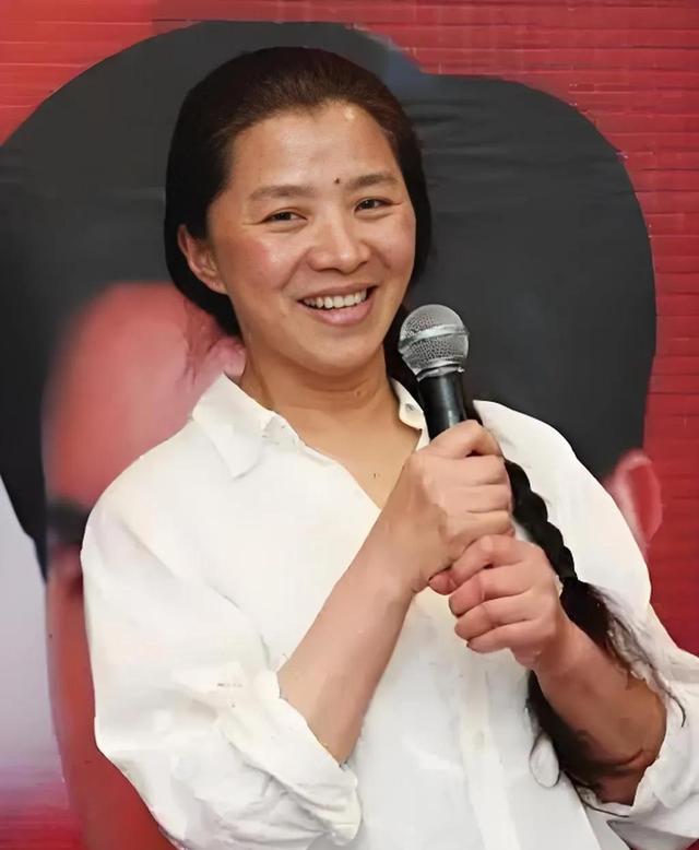 戏里又土又丑，戏外却是气质美女，“妈妈专业户”迟蓬让人敬佩