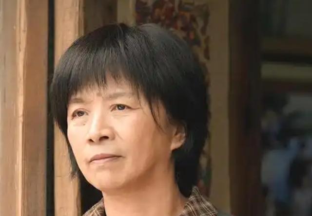 戏里又土又丑，戏外却是气质美女，“妈妈专业户”迟蓬让人敬佩