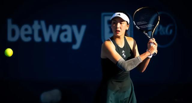 WTA最新战报，王欣瑜2-1拉门斯，中国金花5次破发强势晋级16强