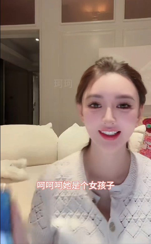 叶珂跟着帅气教练学打网球，这身材比例太好了，网友：这是刚生过娃的状态？
