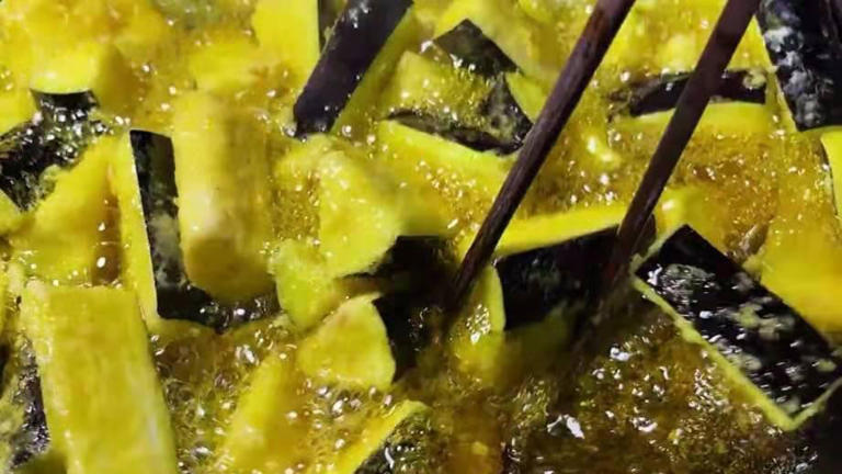 茄子最好吃的做法，就是加入两个鸡蛋，比红烧肉还香，做法非常简单